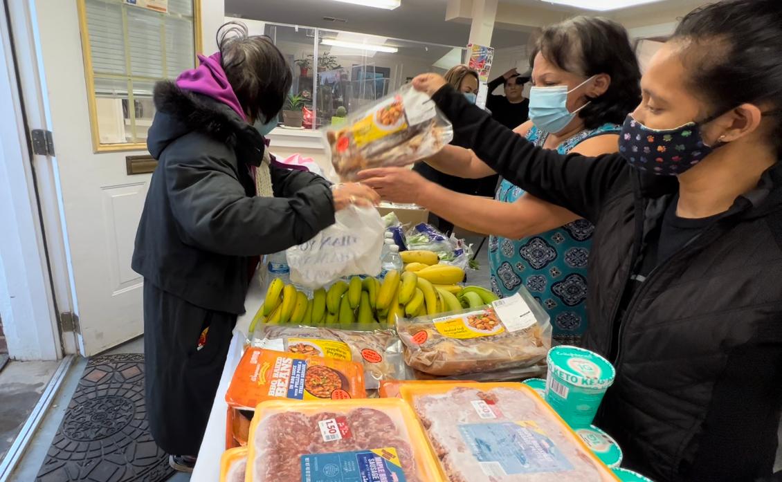 En el Día Nacional del Burrito, familias de Falls Church reciben ayuda